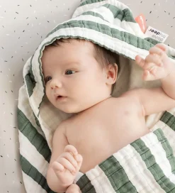 Done By Deer Babyhåndklæde - 70x70 cm - Stripes Green