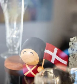 FableWood Garder - Henrik - 9 cm - Natur/Rød/Sort