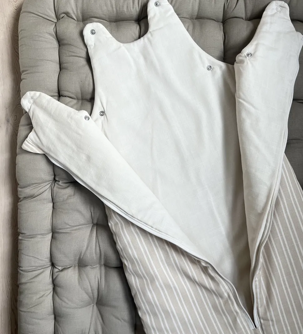 Pine Cone Sovepose - 6-12 mdr. - Beige Stripe