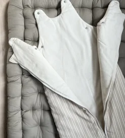 Pine Cone Sovepose - 0-6 mdr. - Beige Stripe